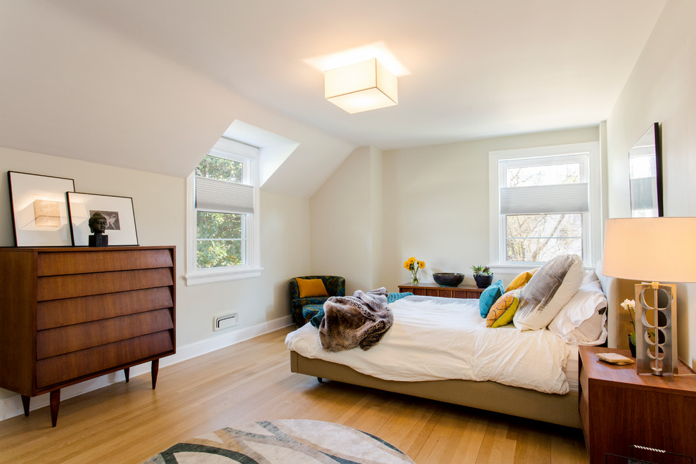 Large midcentury master bedroom in Richmond with beige walls, light hardwood floors, no fireplace and brown floor.
