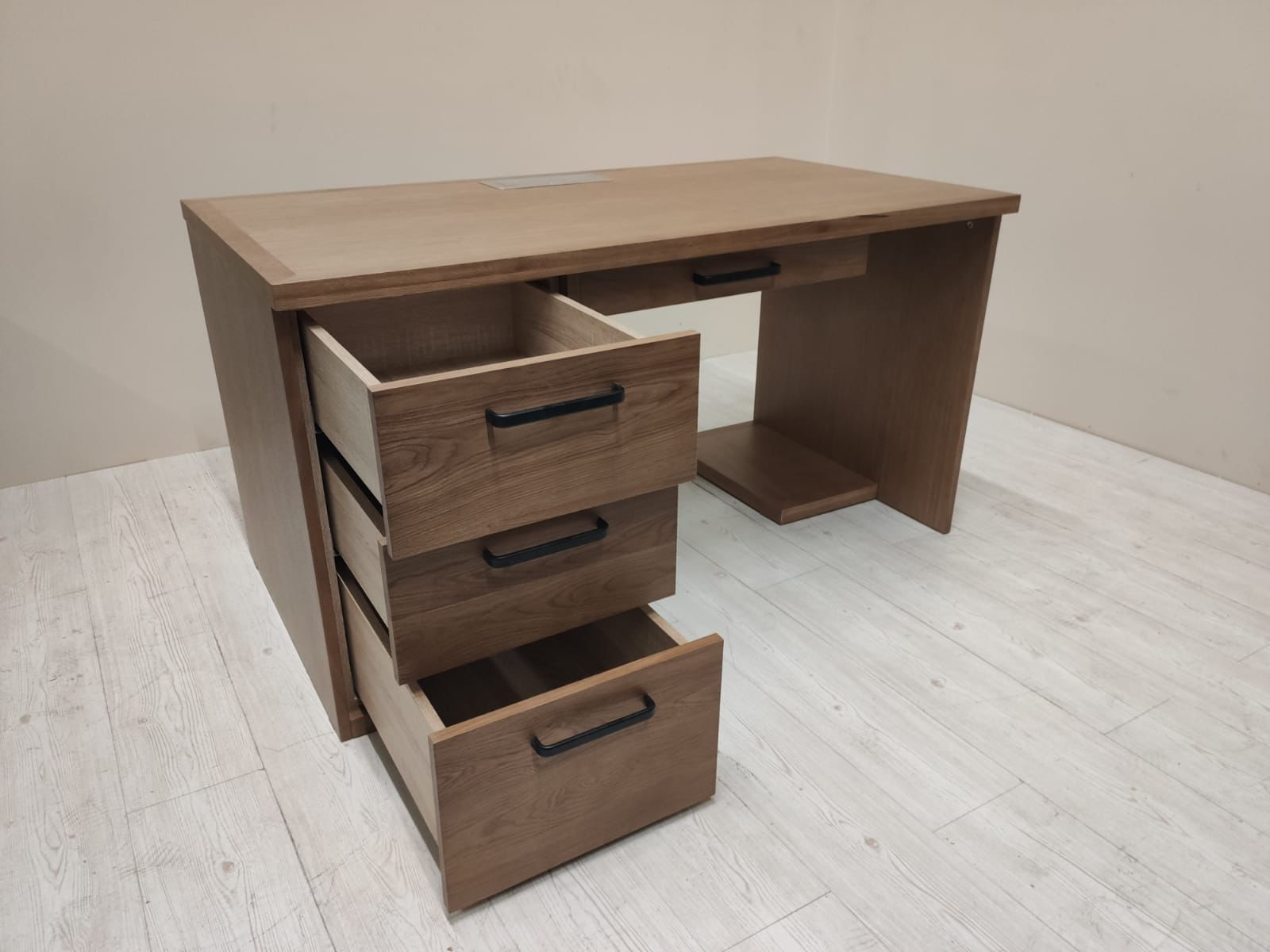 стол письменный из массива