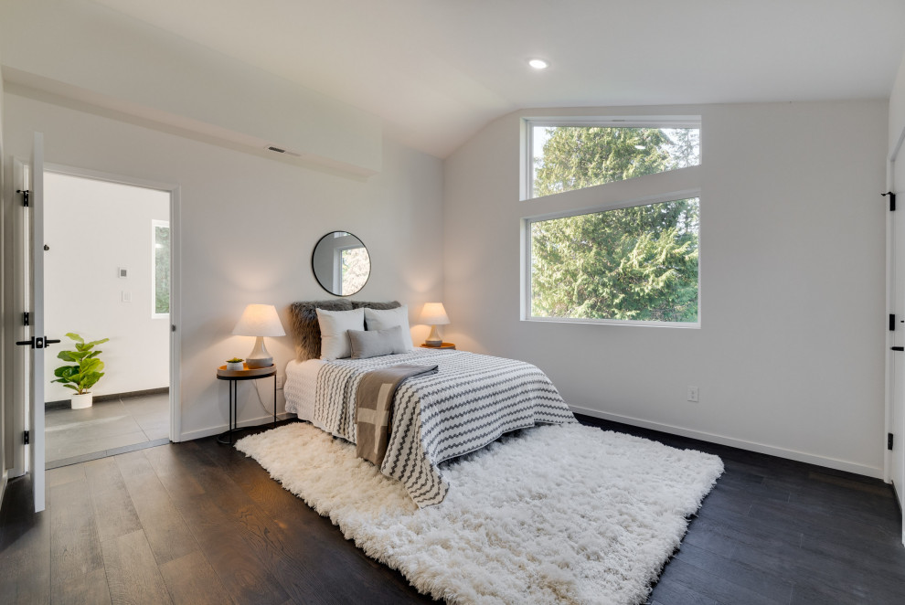 Expansive midcentury master bedroom in Portland.