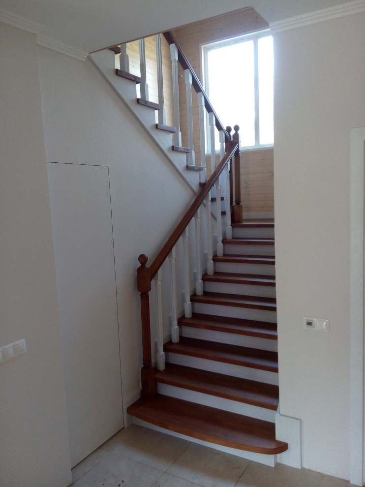 Лестница 2-х цветная с канелюрами