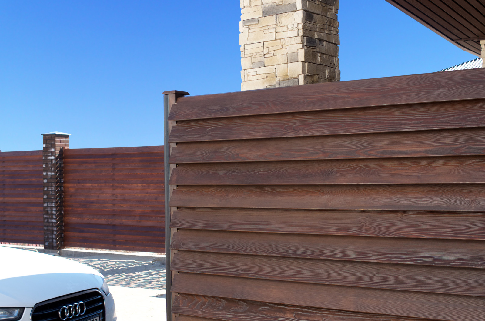 Отделка элементов фасада и ограды планкеном из лиственницы