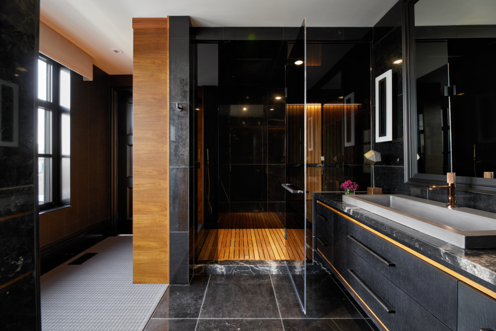 Réalisation d'une très grande salle de bain principale design avec des portes de placard noires, un banc de douche, meuble simple vasque et meuble-lavabo suspendu.