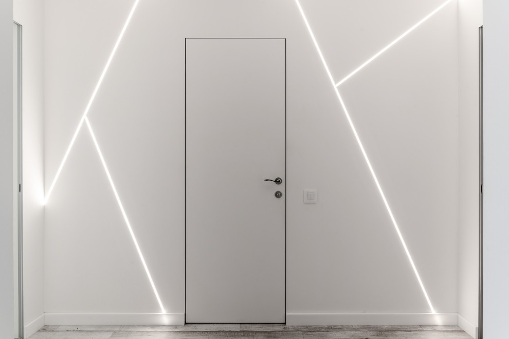 Стильный дизайн: коридор среднего размера: освещение в современном стиле с белыми стенами, полом из керамогранита и серым полом - последний тренд