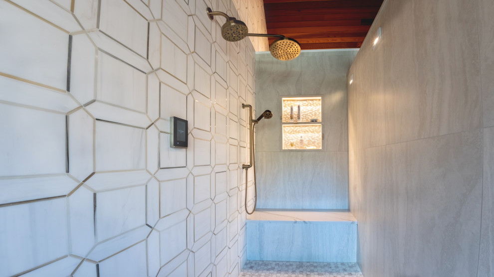 Стильный дизайн: большая главная ванная комната в стиле неоклассика (современная классика) с фасадами в стиле шейкер, серыми фасадами, открытым душем, раздельным унитазом, белой плиткой, мраморной плиткой, серыми стенами, полом из керамогранита, врезной раковиной, столешницей из искусственного кварца, серым полом, открытым душем, белой столешницей, нишей, тумбой под две раковины, встроенной тумбой, деревянным потолком и обоями на стенах - последний тренд