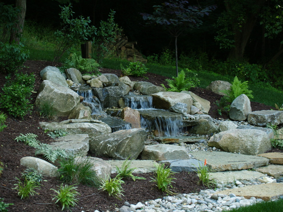 Inspiration for a rustic landscaping in Cincinnati.