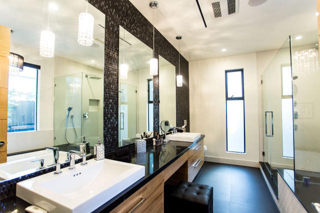 Tarzana, CA modern-badezimmer