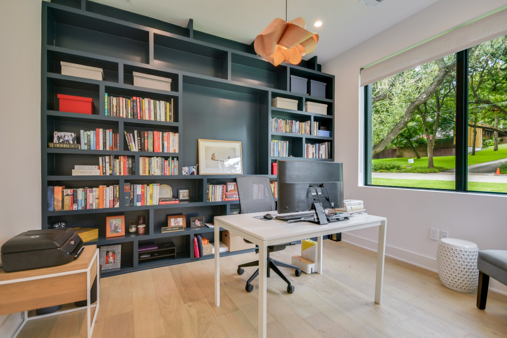 Foto de despacho vintage de tamaño medio con paredes blancas, suelo de madera clara y escritorio independiente