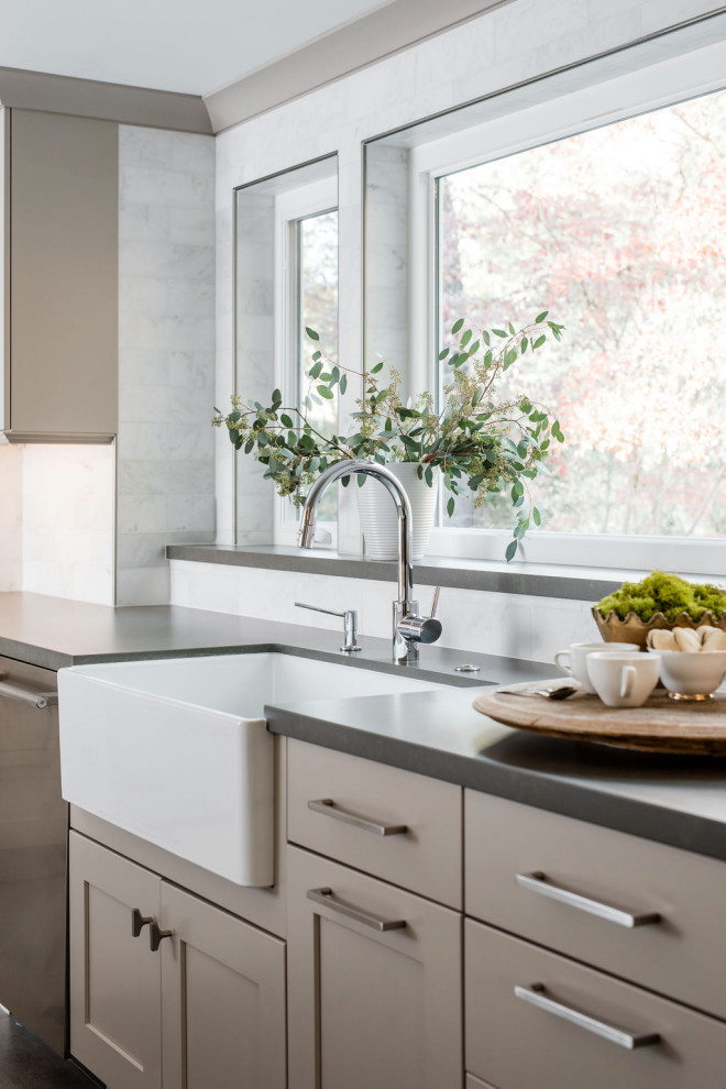 Transitional kitchen photo in Sacramento