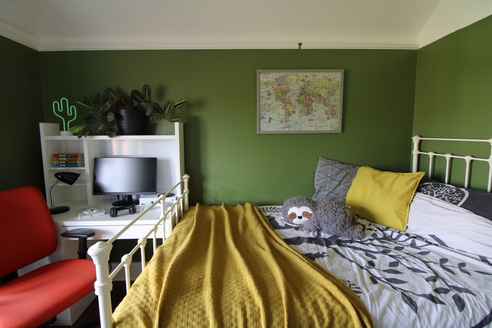 Mittelgroßes Eklektisches Schlafzimmer mit grüner Wandfarbe, dunklem Holzboden und braunem Boden