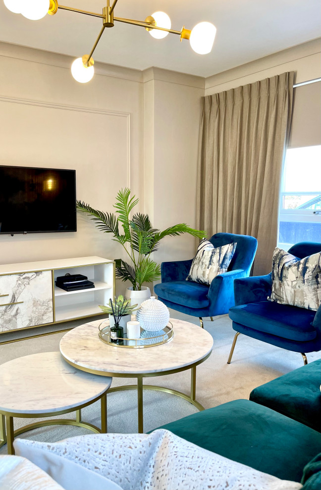 Modelo de salón para visitas cerrado moderno de tamaño medio con paredes beige, moqueta, televisor colgado en la pared, suelo beige, panelado y cortinas
