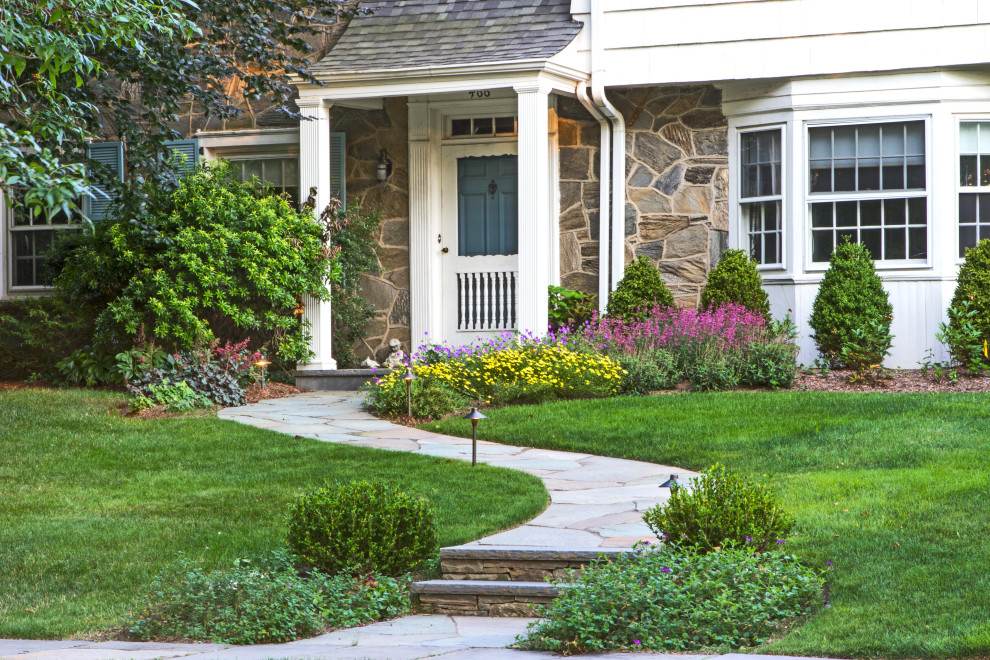 Design ideas for a mid-sized traditional front yard garden in New York.