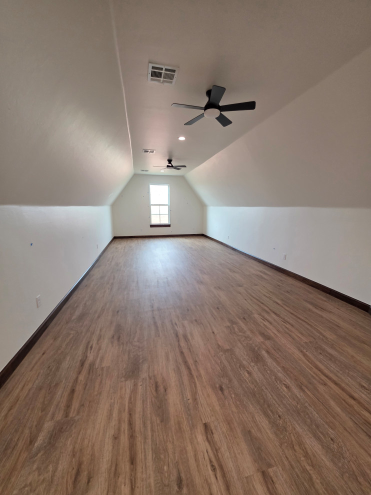 Upstairs room with en-suite full bath
