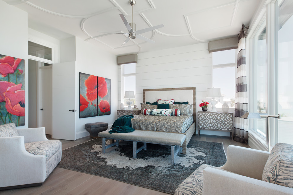 Design ideas for a transitional home design in Miami.