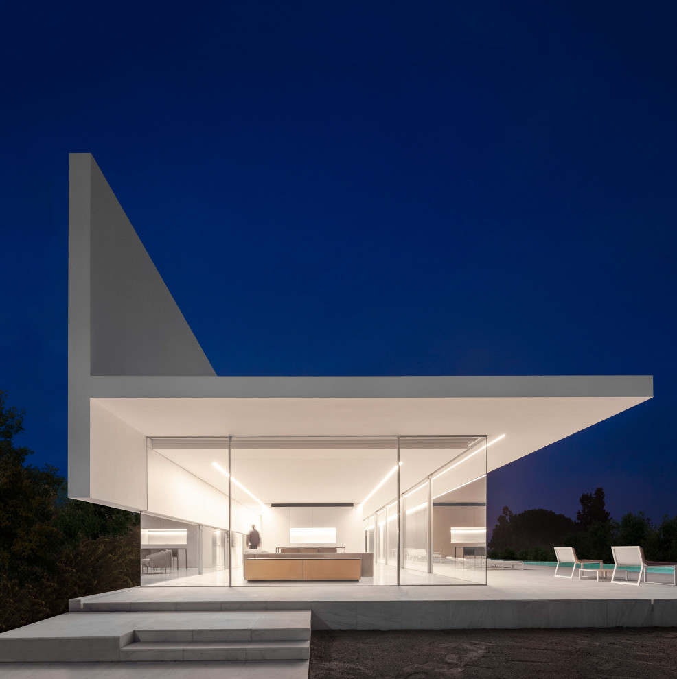 Geräumiges, Zweistöckiges Modernes Einfamilienhaus mit weißer Fassadenfarbe, Flachdach und weißem Dach in Los Angeles