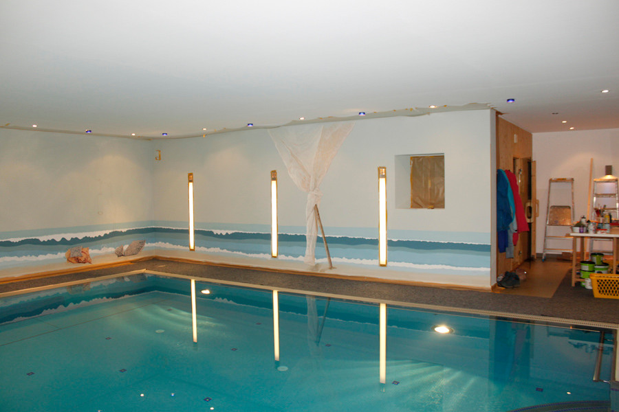 Imagen de piscina marinera grande interior y rectangular con adoquines de piedra natural
