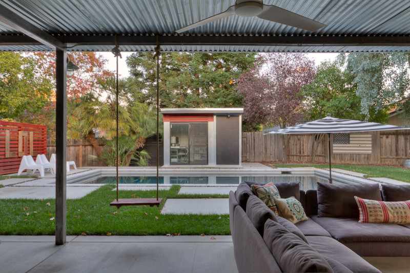 This is an example of a contemporary patio in Sacramento.