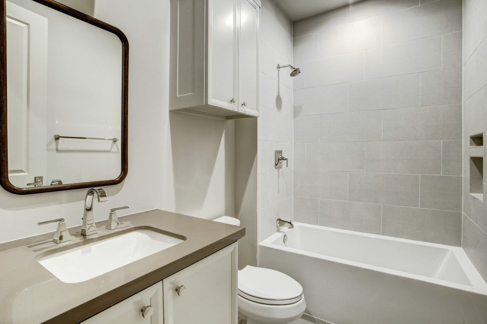 Imagen de cuarto de baño a medida, único y gris y blanco contemporáneo extra grande con armarios estilo shaker, suelo marrón, suelo de madera en tonos medios y encimeras grises