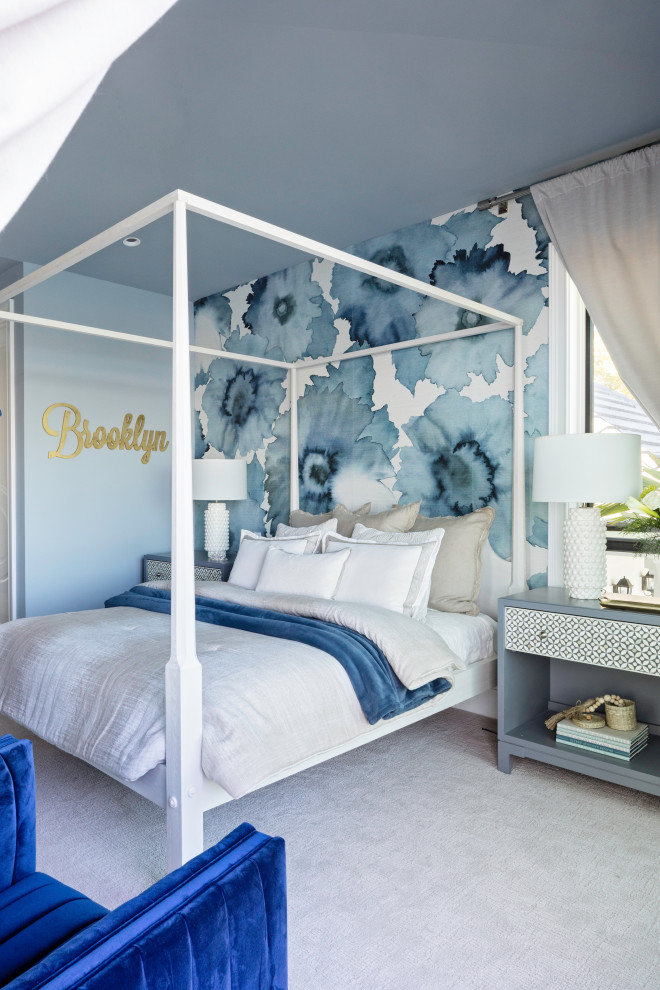 Cette photo montre une chambre d'enfant bord de mer avec un mur bleu et du papier peint.
