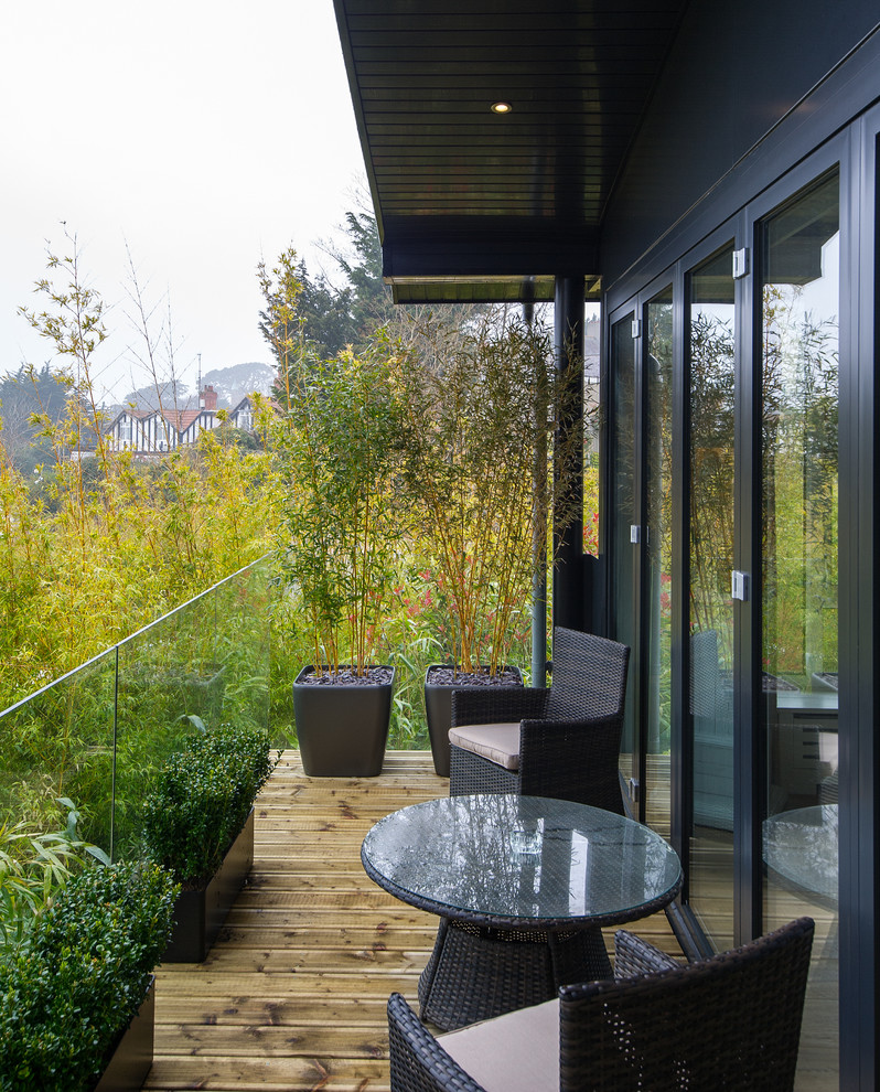 This is an example of a contemporary deck in Dublin.