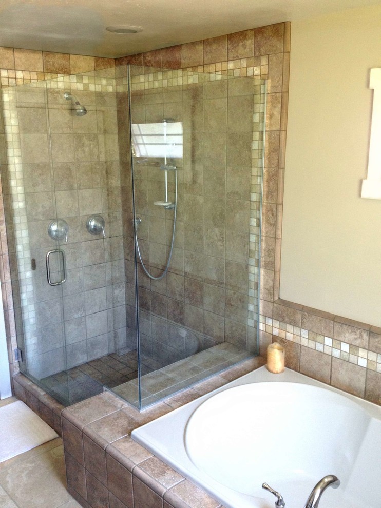 Réalisation d'une salle de bain principale tradition avec une douche d'angle.