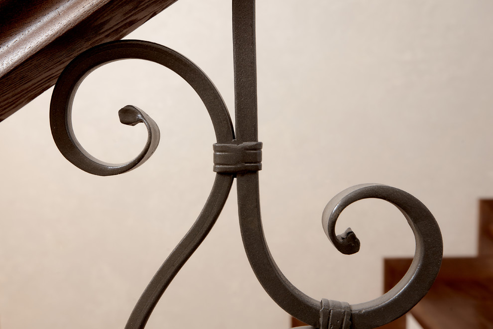 Лестница с гардеробной