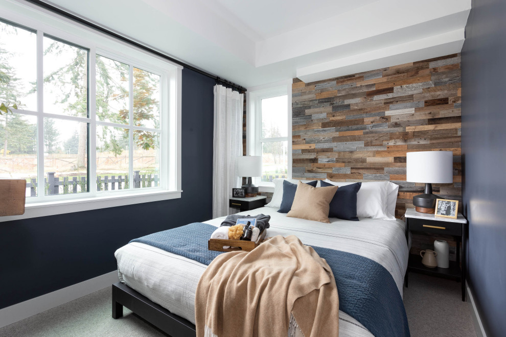 バンクーバーにある小さなビーチスタイルのおしゃれな客用寝室 (茶色い壁、カーペット敷き、グレーの床、板張り壁) のインテリア
