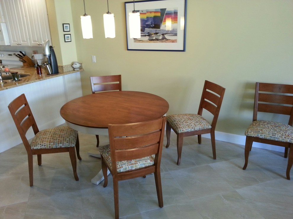 Example of a transitional home design design in Miami