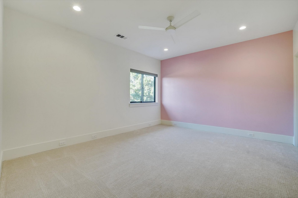Foto di una camera degli ospiti classica di medie dimensioni con pareti rosa, moquette, nessun camino e pavimento beige