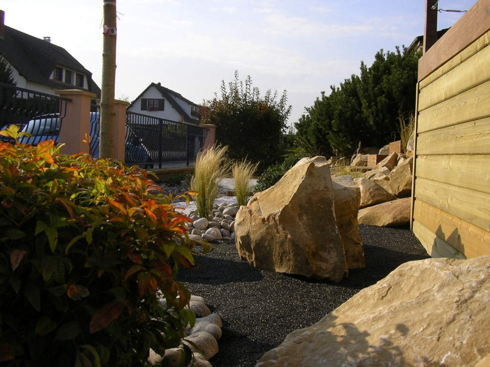 Jardin minéral avec terrasse sur pilotis