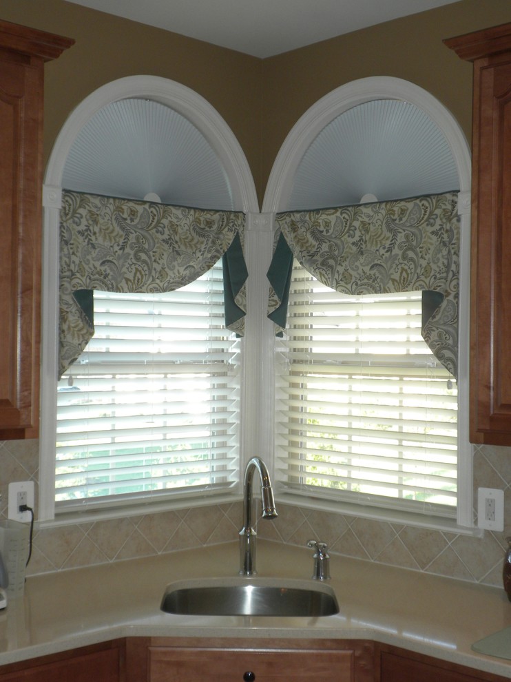 Eat-in kitchen - small transitional eat-in kitchen idea in DC Metro with ceramic backsplash