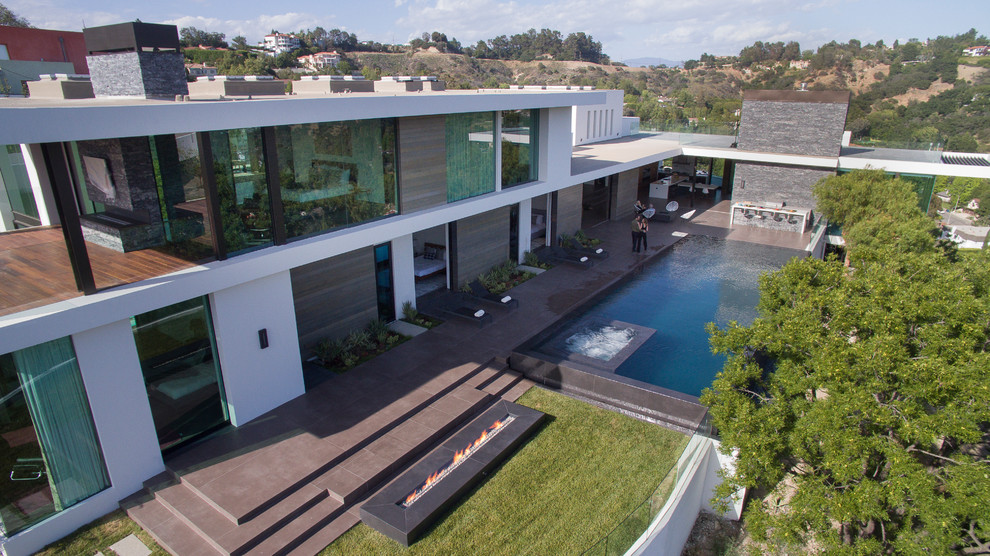 Geräumiger, Gefliester Moderner Pool hinter dem Haus in rechteckiger Form in Los Angeles