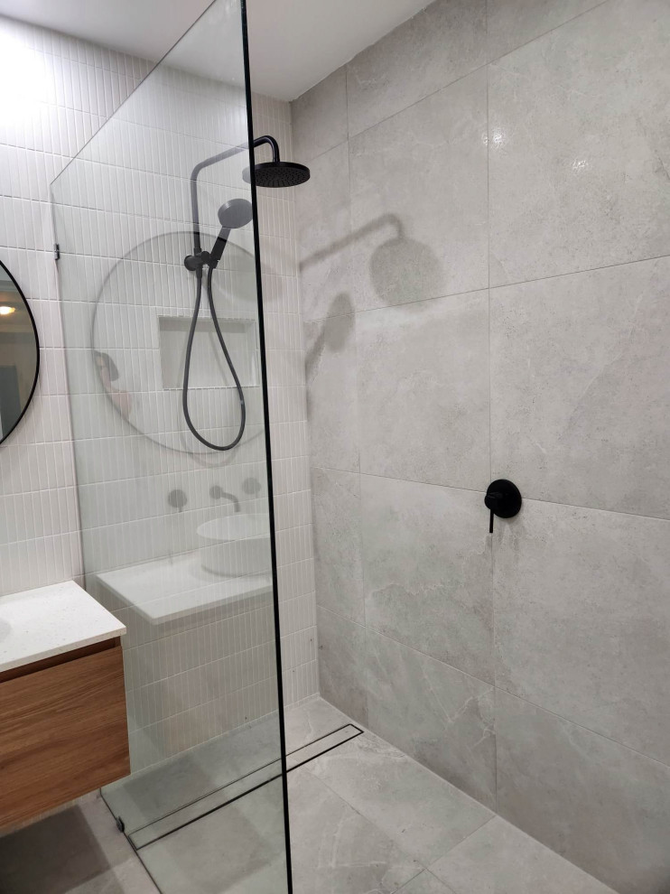 This is an example of a contemporary bathroom in Darwin.
