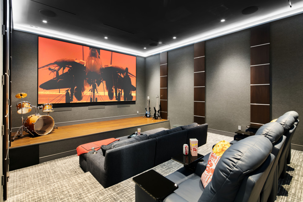 Ejemplo de cine en casa cerrado actual con paredes grises, moqueta, pantalla de proyección y suelo multicolor