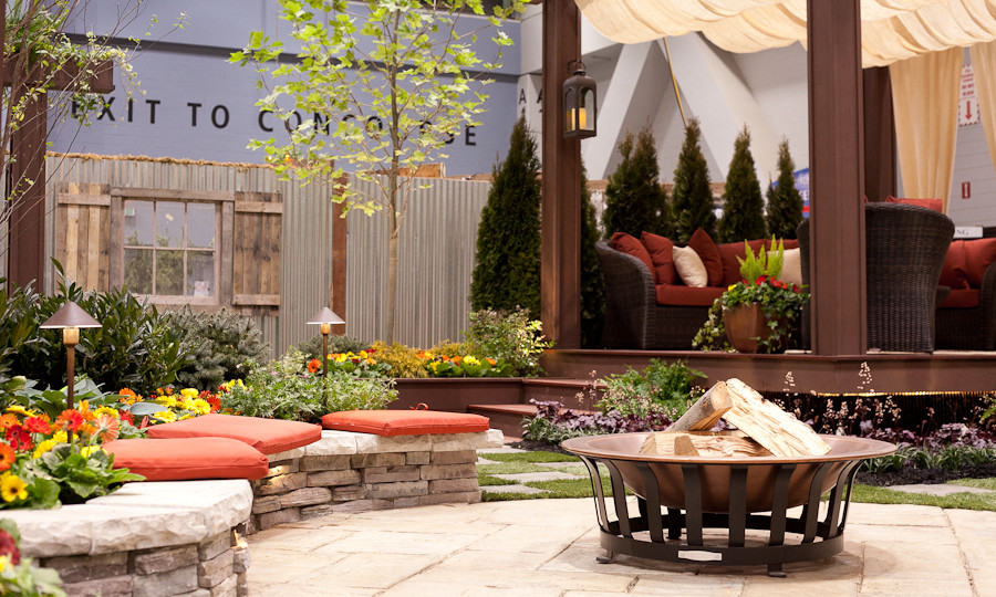 Immagine di un patio o portico chic di medie dimensioni e dietro casa con pavimentazioni in mattoni e una pergola