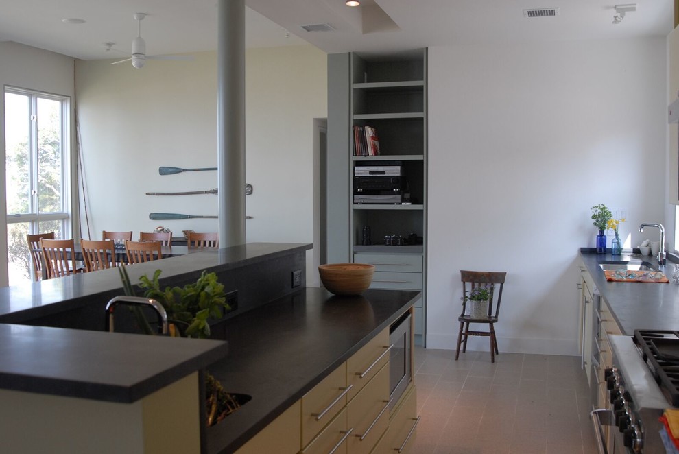 Example of a minimalist kitchen design in Orange County