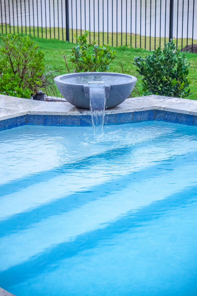Ispirazione per una piscina classica rettangolare dietro casa con una vasca idromassaggio e pedane