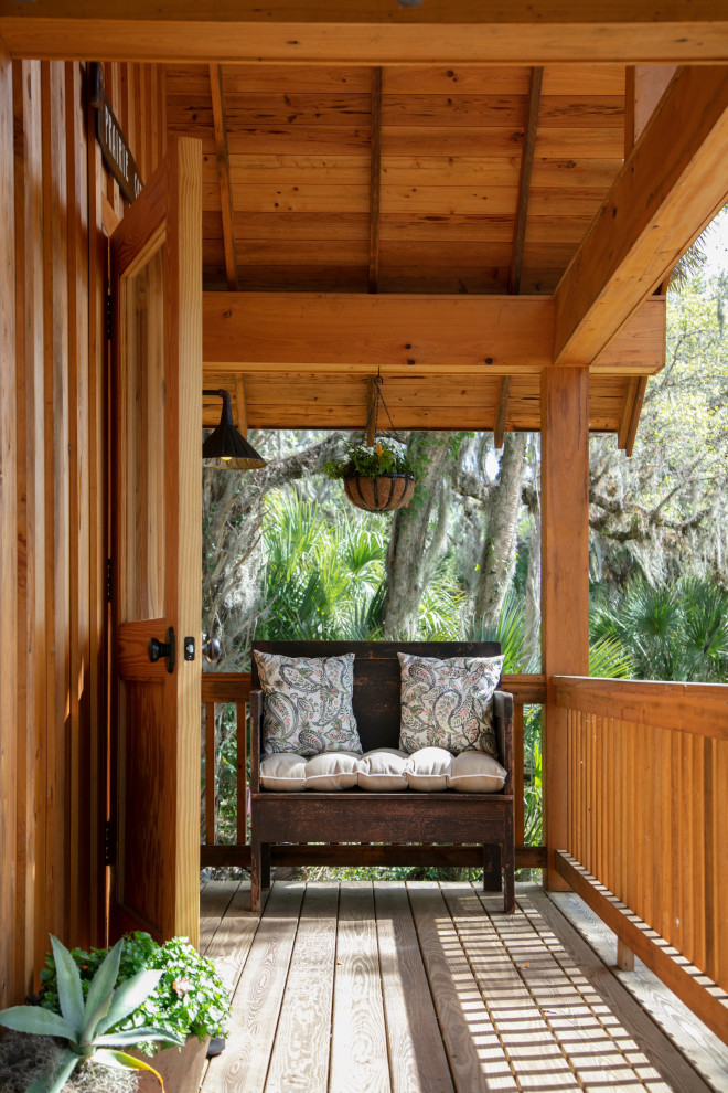 Idéer för små lantliga verandor framför huset, med trädäck, takförlängning och räcke i trä