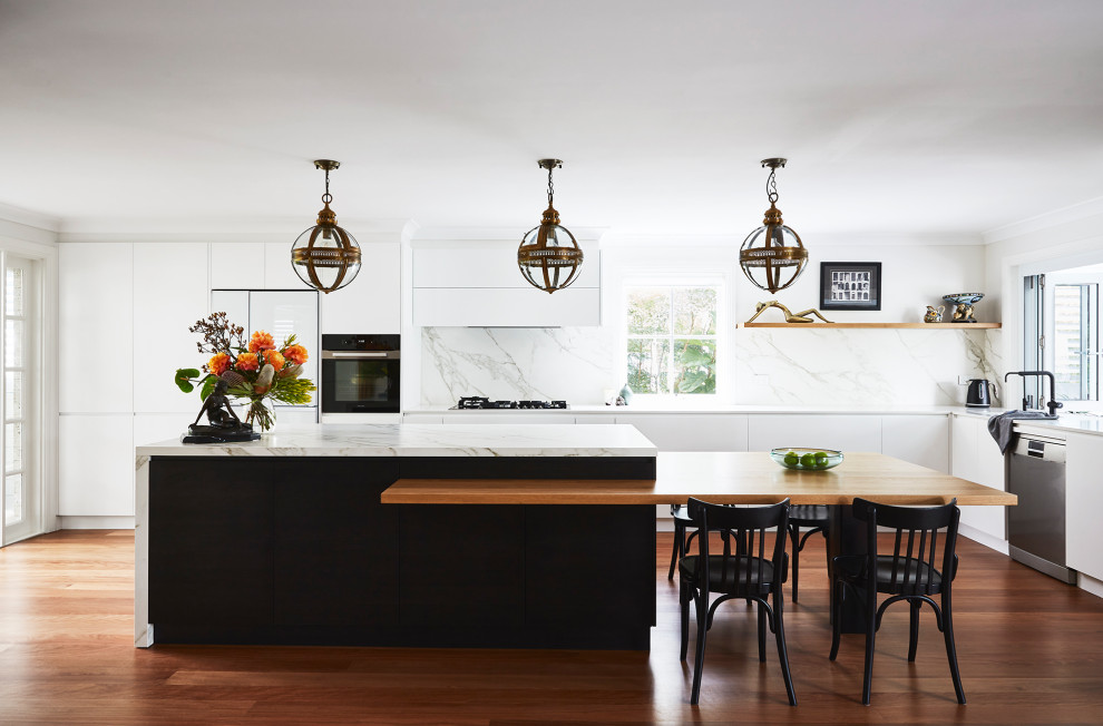 Foto di una grande cucina minimalista con lavello sottopiano, ante lisce, paraspruzzi bianco, pavimento in legno massello medio, pavimento marrone e top bianco