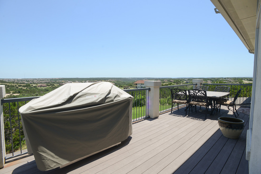Photo of a traditional deck in Austin.