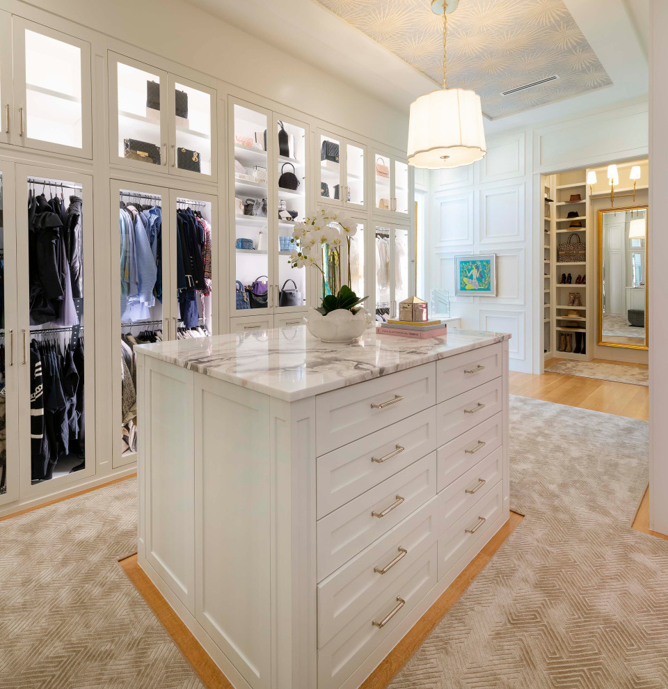 Пример оригинального дизайна: большая гардеробная комната унисекс в стиле неоклассика (современная классика) с фасадами в стиле шейкер, белыми фасадами, ковровым покрытием, серым полом и потолком с обоями