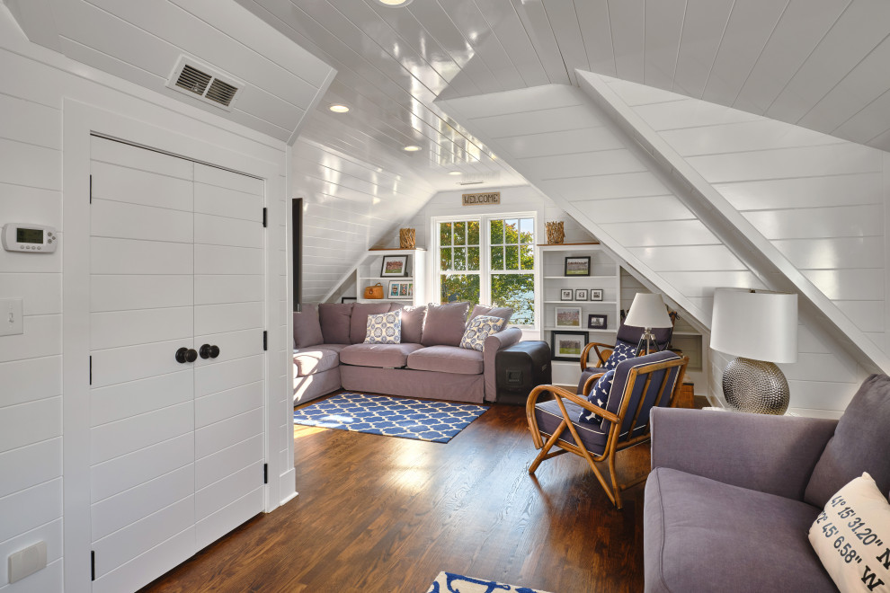 Foto di un piccolo soggiorno classico con pareti bianche, pavimento in legno massello medio, pavimento marrone, soffitto in legno e pareti in perlinato