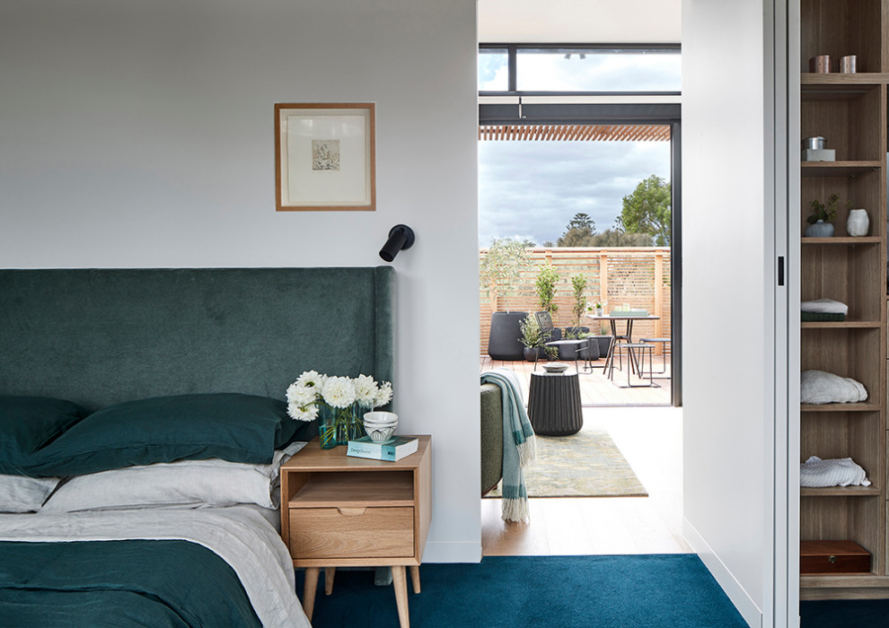 Kleines Modernes Hauptschlafzimmer ohne Kamin mit weißer Wandfarbe, Teppichboden und grünem Boden in Melbourne