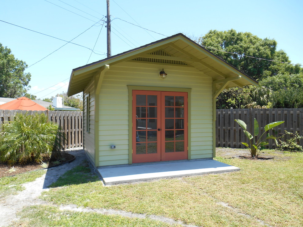 Inspiration for a small arts and crafts shed and granny flat in Tampa.