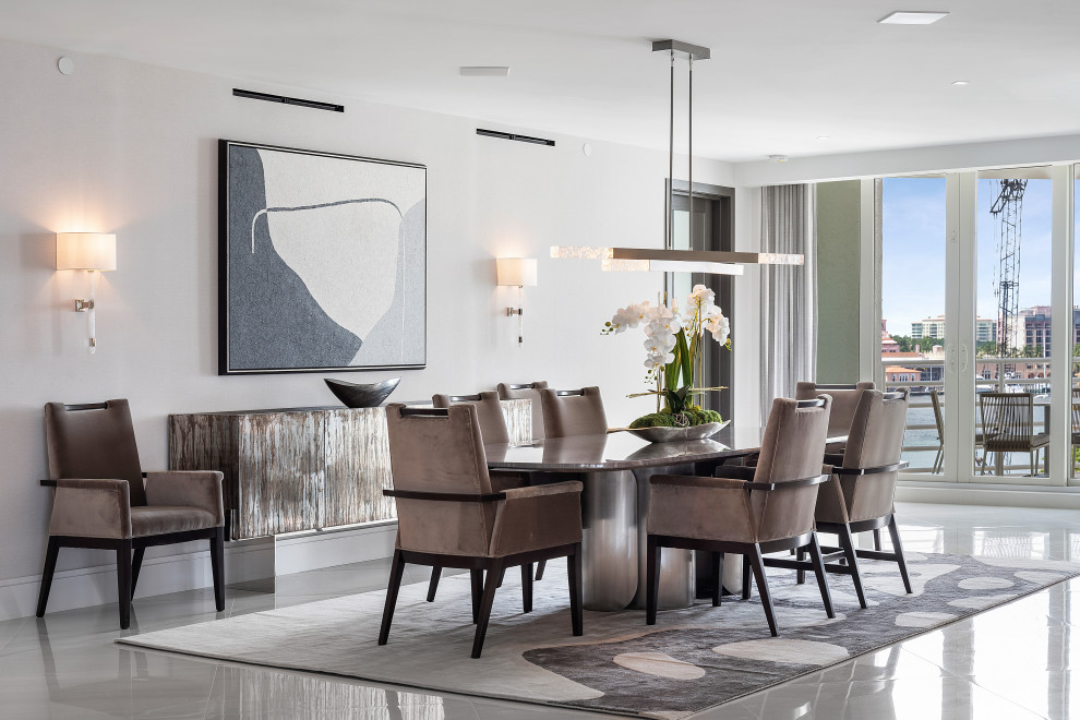 Immagine di una sala da pranzo aperta verso il soggiorno design di medie dimensioni con pareti bianche, pavimento in marmo e pavimento bianco