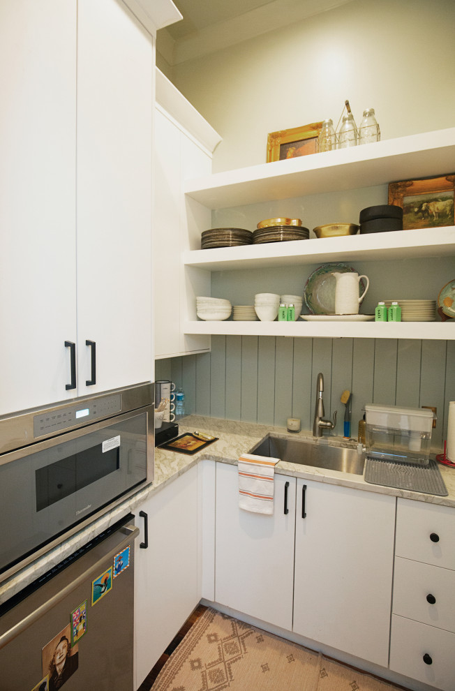 Immagine di una grande cucina nordica con ante lisce, ante bianche, parquet chiaro e pavimento marrone
