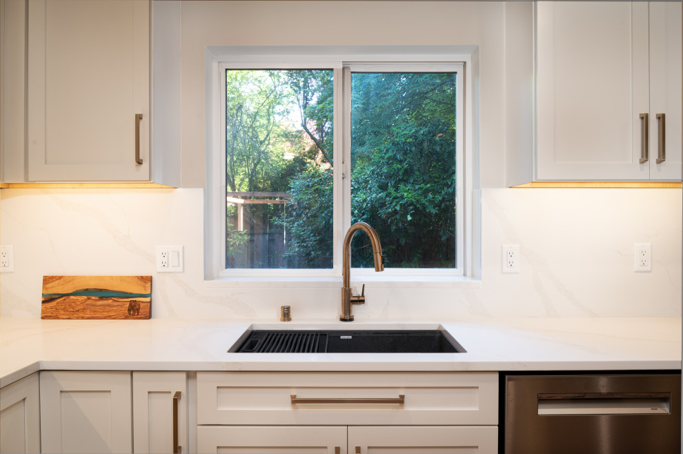 Kitchen - kitchen idea in Seattle