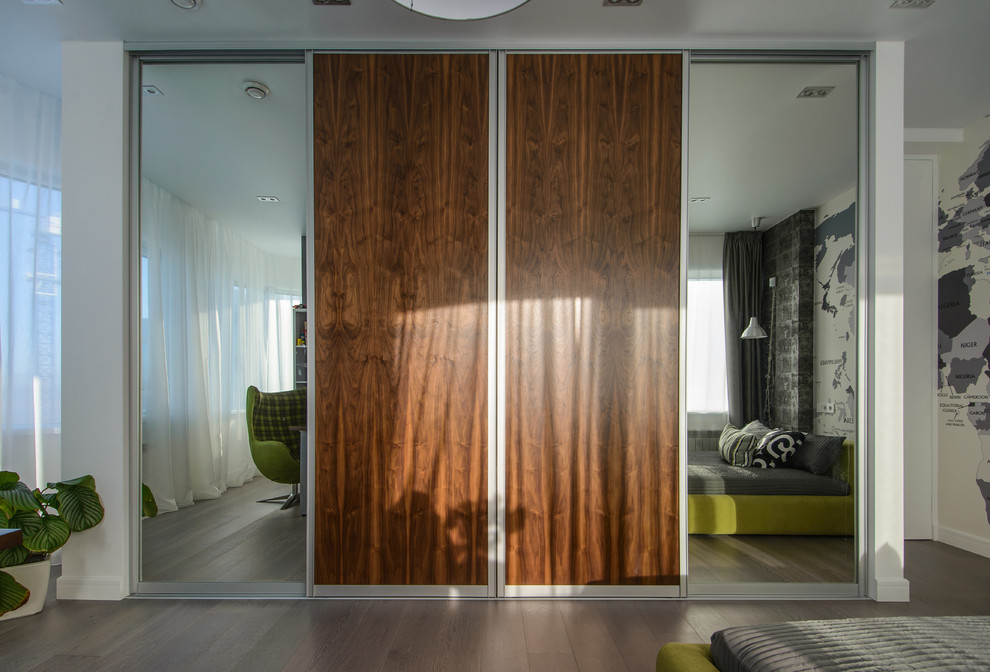 Шкаф купе из шпона ореха в спальню