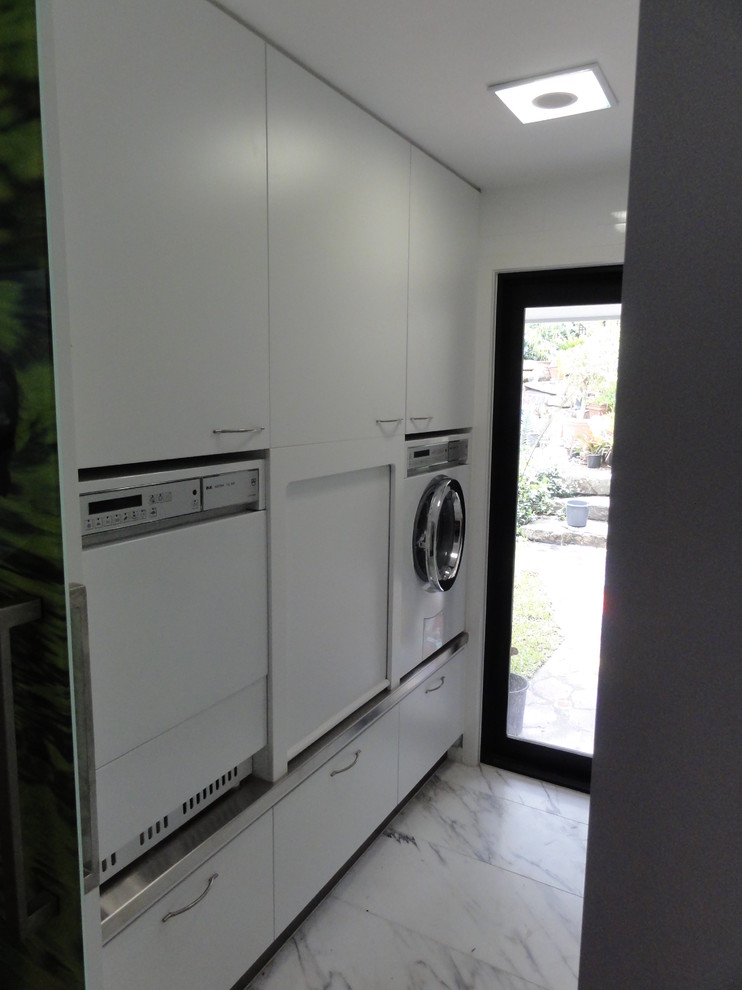 This is an example of a mid-sized contemporary laundry room in Brisbane.