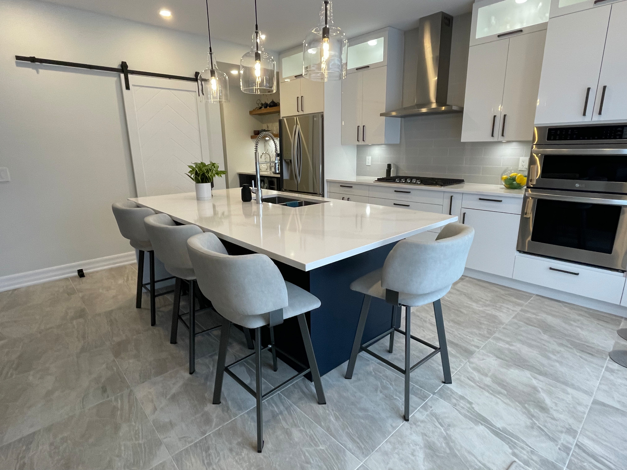 Kitchen - modern kitchen idea in Ottawa