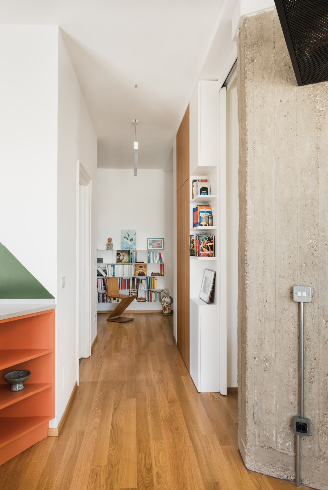 Geräumiger Moderner Flur mit hellem Holzboden, braunem Boden und weißer Wandfarbe in Rom
